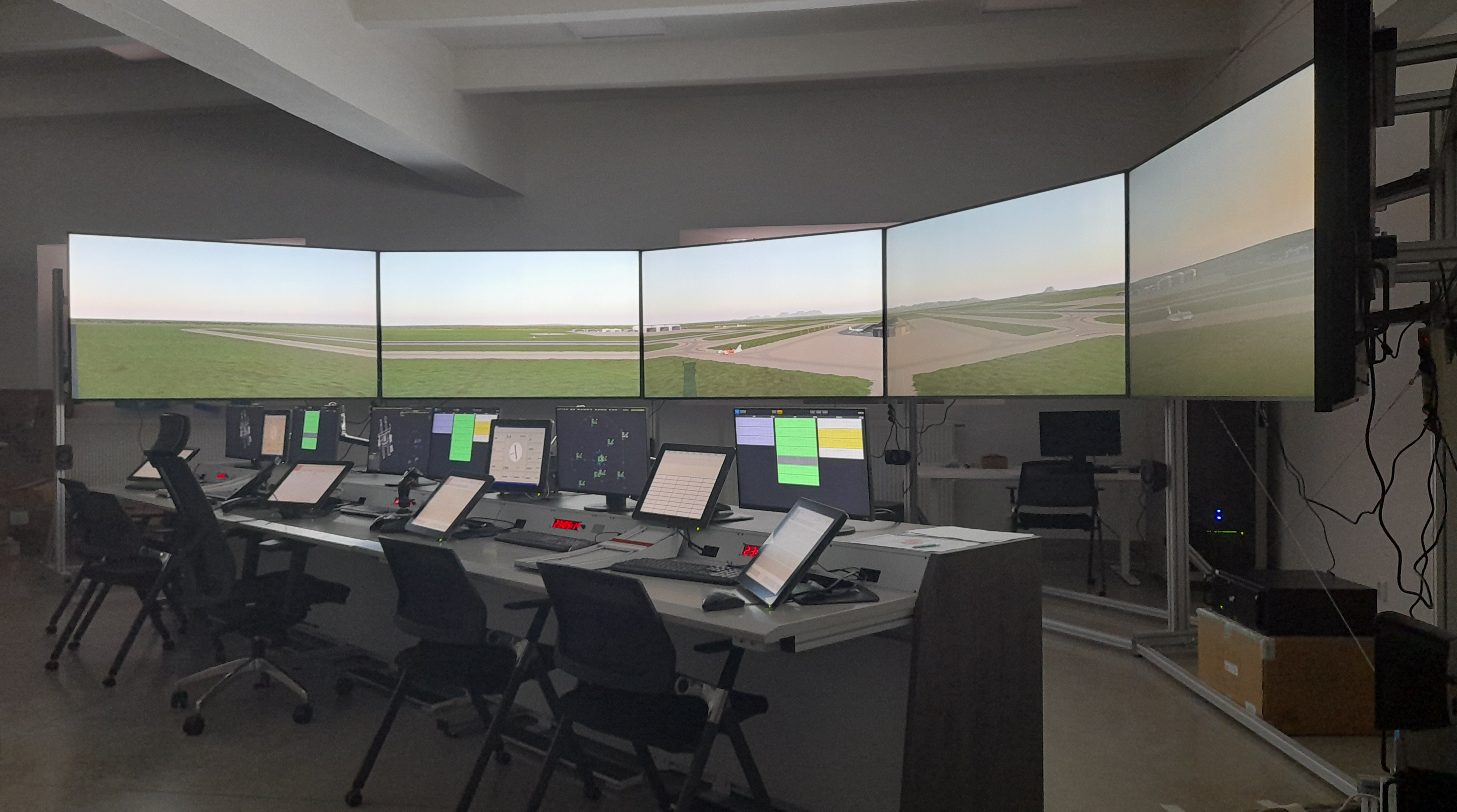 tower-6-screens-console-chair-operating-skyradar